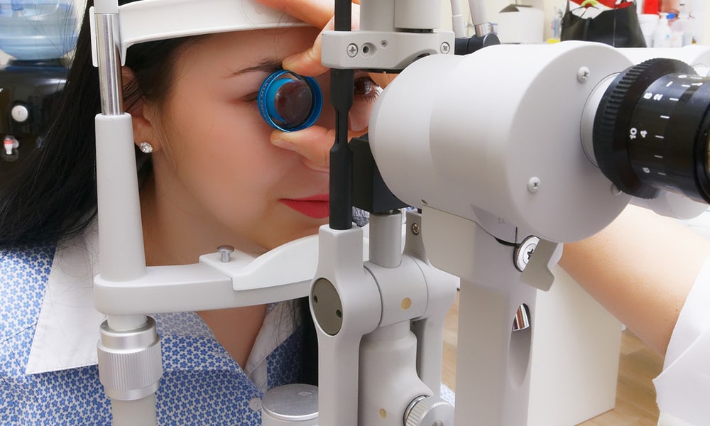 the woman is examined by an ophthalmologist