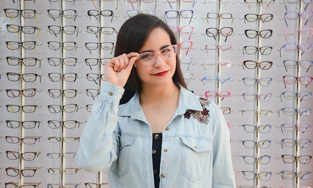 woman buying glasses